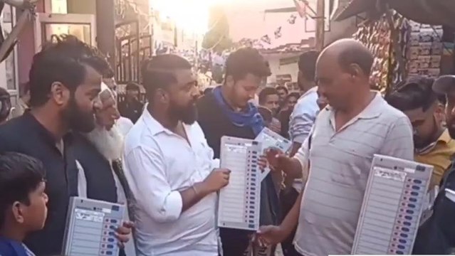 ईवीएम मशीन हाथों में लेकर चुनाव प्रचार करते दिखा प्रत्याशी, जानिए क्या है पूरा मामला