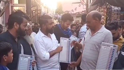ईवीएम मशीन हाथों में लेकर चुनाव प्रचार करते दिखा प्रत्याशी, जानिए क्या है पूरा मामला