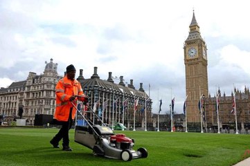 Londra'da taç giyme töreni için hazırlıklar tamamlandı