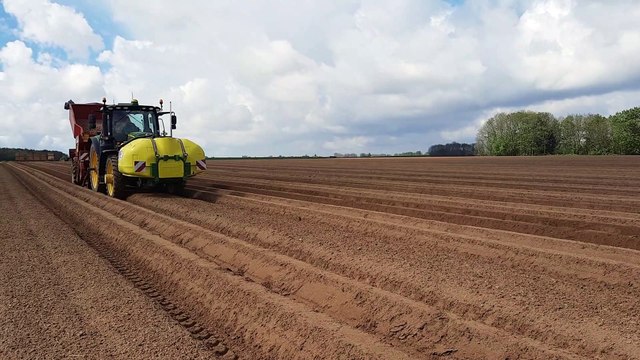 La plantation de pommes de terre a débuté avec un mois de retard