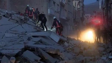 Son Dakika: Malatya'da 4 katlı bina çöktü! Hurda toplamak için içeri giren 4 kişiden biri enkaz altında