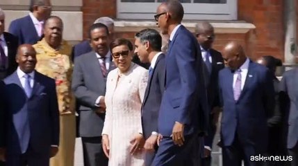 Carlo III, la foto di gruppo con i leader del Commonwealth