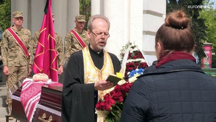 شاهد: أوكرانيون يشيعون جثمان جندي أمريكي قتل في المعارك الطاحنة في بخموت