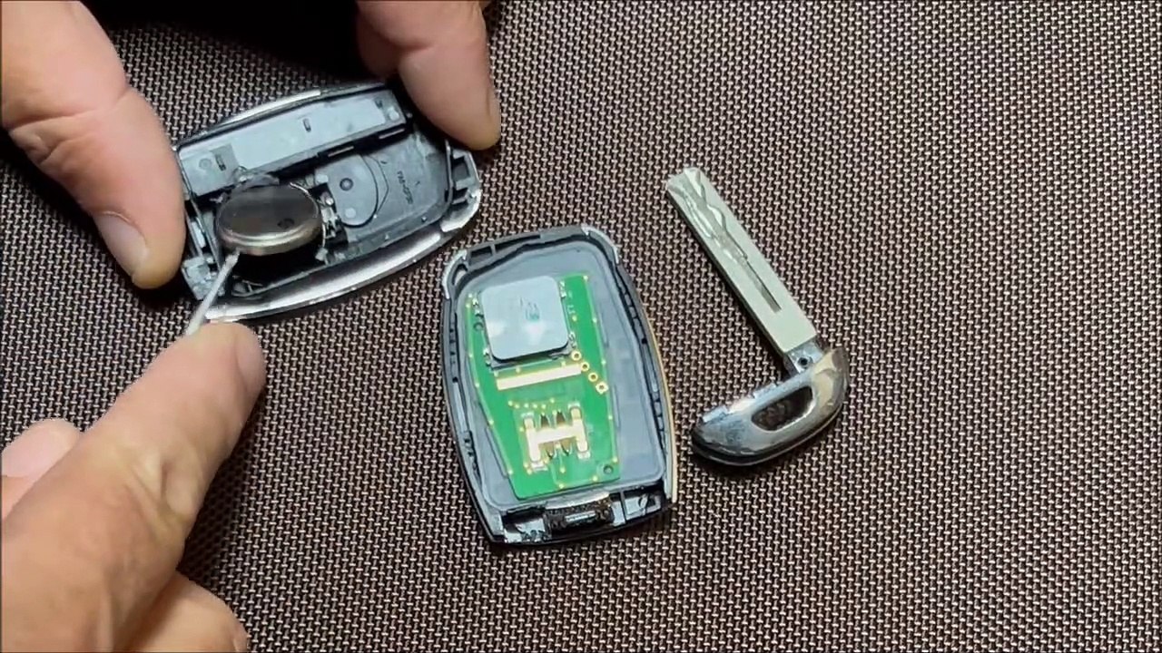 How to Replace the Battery in a Maxus D90 Key Fob - video Dailymotion