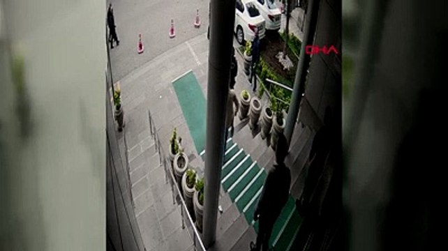 AKP Ankara İl Başkanlığı binasına taşlı saldırı kamerada; 1 gözaltı