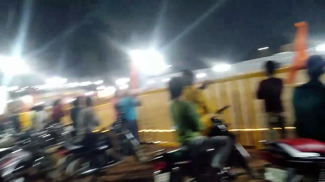 दर्शकों की उमड़ रही रात्रिकालीन मैच देखने भीड़