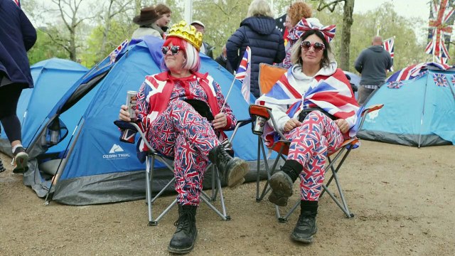 Carlos III saluda a los fans monárquicos, a pocas horas de la coronación
