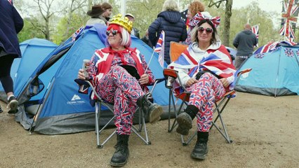 Carlos III saluda a los fans monárquicos, a pocas horas de la coronación