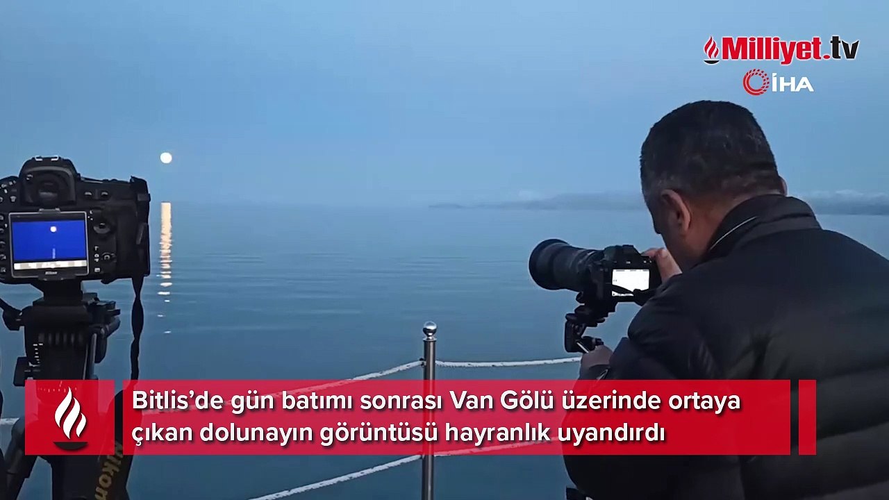 Van Gölü üzerinde yükselen dolunay görsel şölen oluşturdu