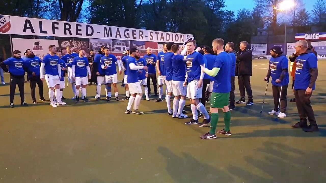 Danny Zankl mit der Meisterschale vor den Fans!