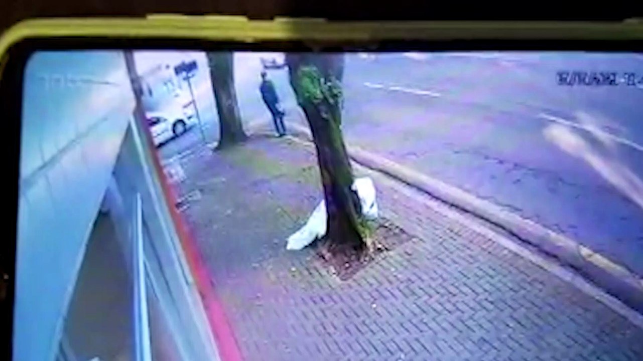 Câmera registra acidente entre moto e caminhão no Centro