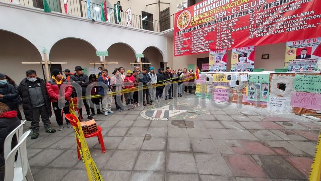 Maestros levantan medidas de presión del tapiado y huelga de hambre, pero continúan en emergencia