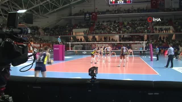 Fenerbahçe Kadın Voleybol Takımı, şampiyonluk kupasını kaldırdı
