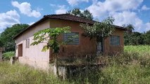 SÍTIO ABANDONADO COM VÁRIAS CONSTRUÇÕES