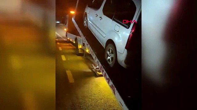 HAFİF TİCARİ ARAÇLA ÇARPIŞAN MOTOSİKLETTEKİ BABA- OĞUL YARALANDI; KAZA KAMERADA