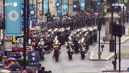 Le truppe marciano per le strade di Londra prima dell'incoronazione di Carlo III