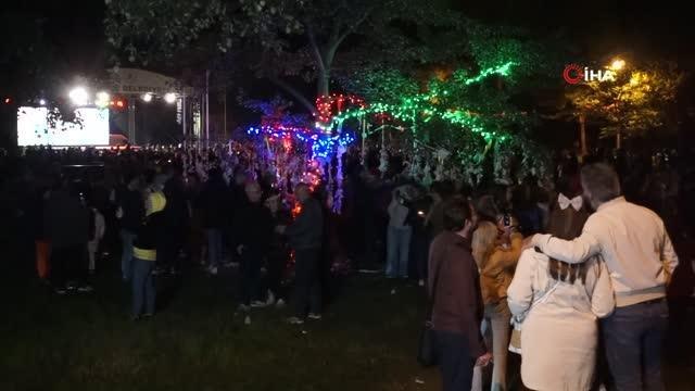 Sabahın ilk ışıklarında nehir kenarına akın ettiler