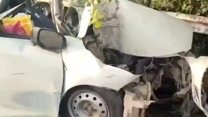 तेज रफ्तार कार के उड़े परखच्चे, बच्ची सहित तीन की मौत, दो की हालत गंभीर