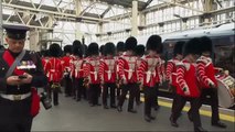 Miembros de la Marina Real británica llegan en tren a Londres para la coronación de Carlos III