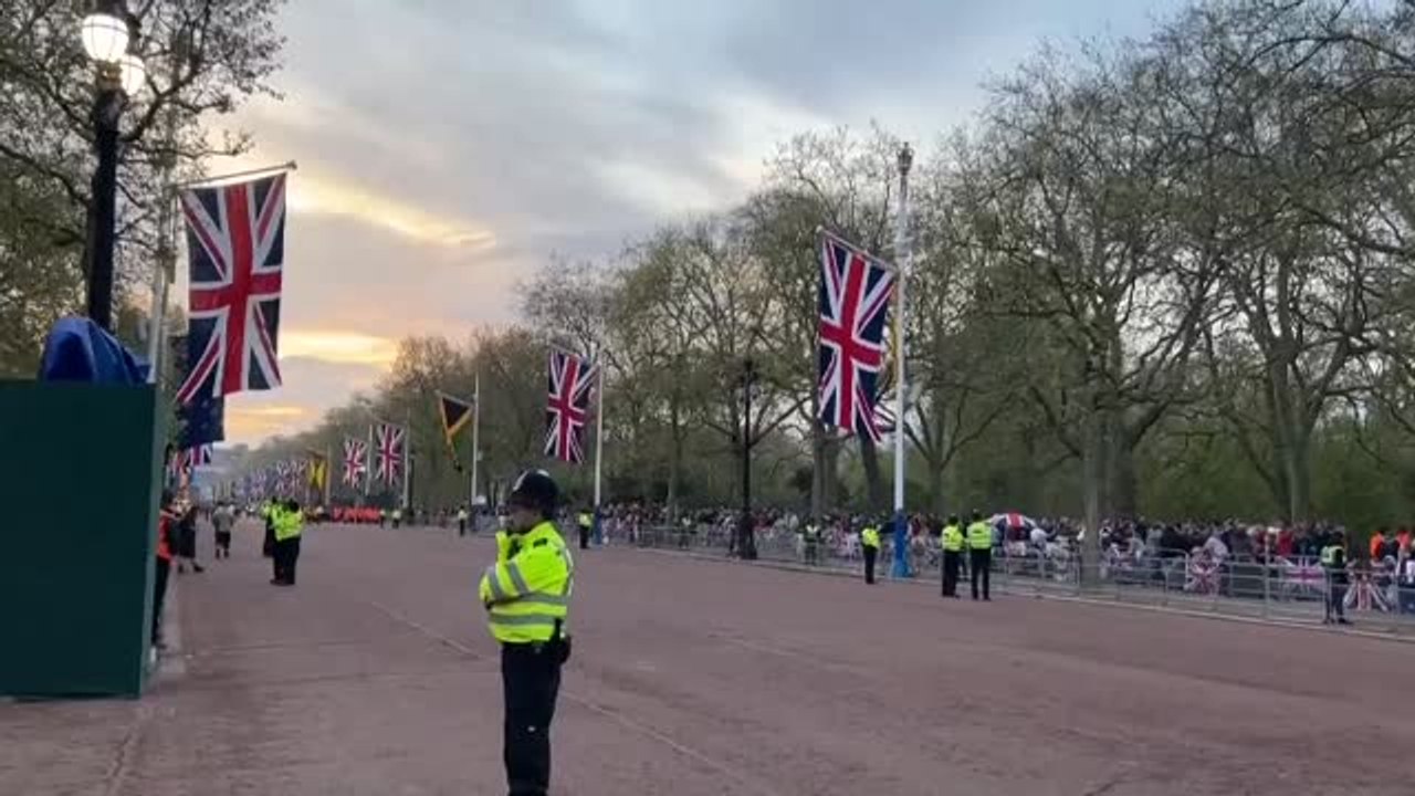 Los primeros espectadores cogen sitio en las calles de Londres para no perder detalle de la coronación