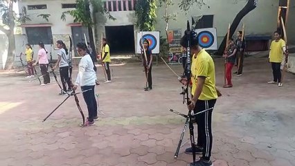 कन्या विद्यालय में भी लड़कियों को दिया जा रहा हॉकी खेल का प्रशिक्षण