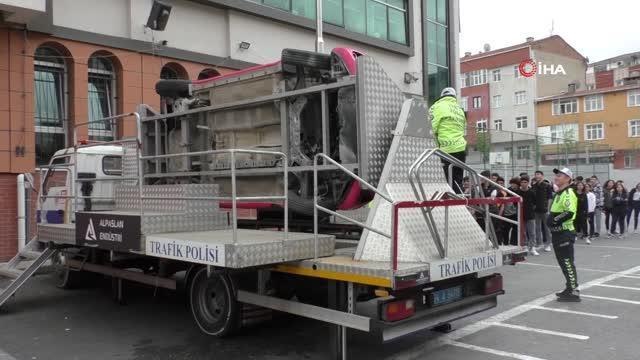 Sultangazi'de öğrencilere simülasyon eşliğinde emniyet kemerinin önemi anlatıldı