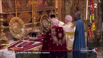 Le roi Charles III est couronné à l'abbaye de Westminster à Londres. Des trompettes retentissent et des coups de canons sont tirés