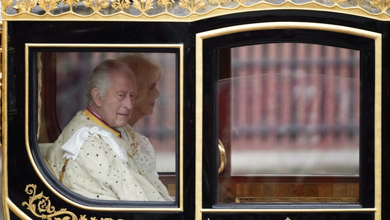 König Charles III. in der Kutsche – erster Blick auf den Krönungs-Look