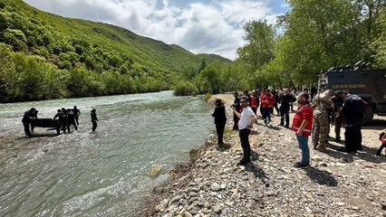 下载视频: Munzur Çayı’na uçan arabadaydı: Cansız bedeni bulundu