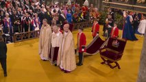 Los dos mil invitados a la ceremonia de coronación se ponen en pie a la entrada del rey Carlos III en la Abadía de Westminster