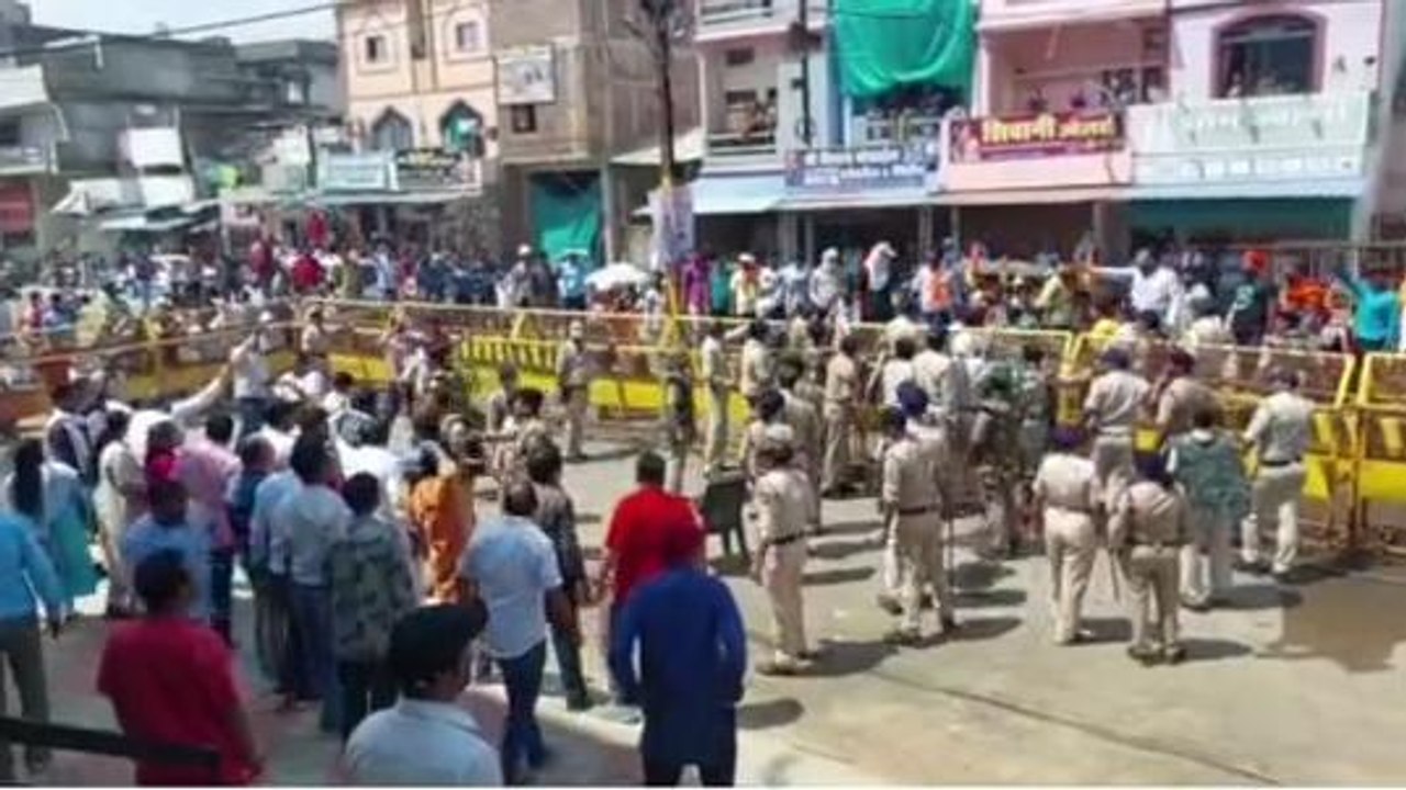 नरसिंहपुर: हनुमान चालीसा में बजरंगियों ने किया उपद्रव,कई कांग्रेसी हुये घायल