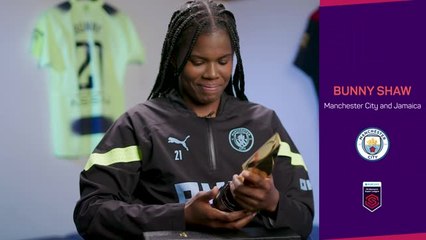 Video herunterladen: 'It's heavy!' - Manchester City's Shaw wins CONCACAF Women’s Player of the Year