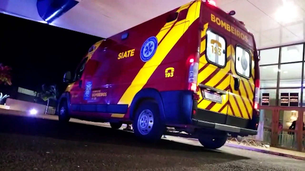 Homem cai de costas na escada e tem suspeita de fratura durante evento