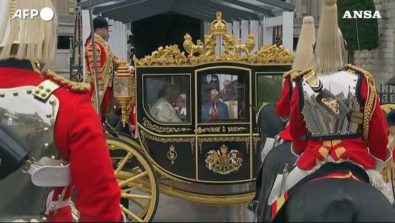 Re Carlo III e la regina consorte Camilla arrivano a Westminster