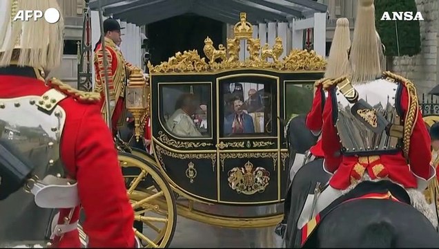 Re Carlo III e la regina consorte Camilla arrivano a Westminster