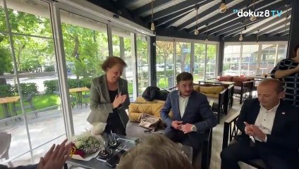 Manisa'da Kılıçdaroğlu'nun mitingi sonrası CHP'li kadına hareket çeken AKP'li genç özür diledi! Bir araya geldiler