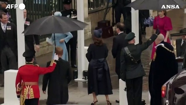 Incoronazione Carlo III, l'arrivo del principe Harry a Westminster