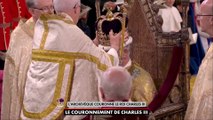 Couronnement de Charles III : le roi reçoit la couronne de St Edouard