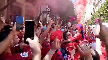 Aficionados de Osasuna cantan en Sevilla 'Una gitana loca tiró las cartas'