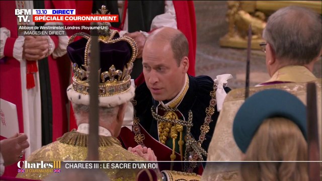 Moi William, prince de Galles je vous promets ma loyauté , William prête allégeance à son père, le roi Charles III