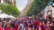 La afición de Osasuna inunda las calles de Sevilla