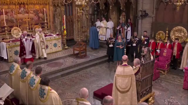 El momento exacto en el que Carlos III es coronado rey de Inglaterra en Westminster