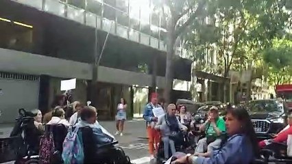 Personas con discapacidad cortan la calle València como protesta por la accesibilidad a las playas