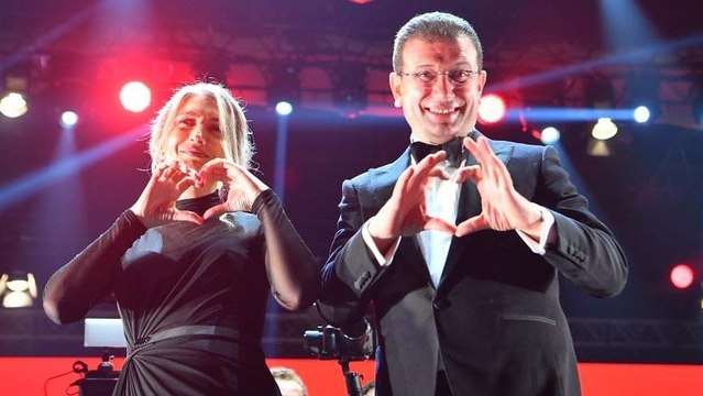 Ekrem İmamoğlu'nun eşi Dilek İmamoğlu'nu göremeyince telaşlandığı anlar gündem oldu
