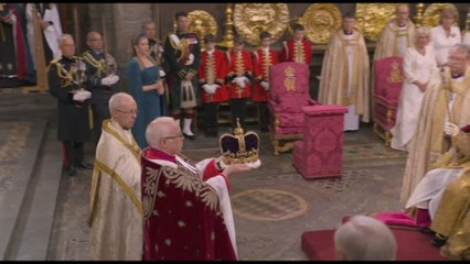 Carlo III, il momento dell'incoronazione a Westminster