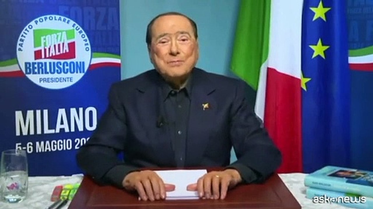 Berlusconi in video dal San Raffaele: dopo un mese in giacca e camicia