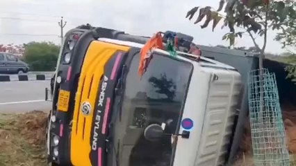 గజ్వేల్: హైవే రోడ్డుపై టిప్పర్ బోల్తా