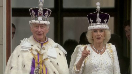 #الملك_تشارلز_الثالث يلقي التحية على الجماهير من شرفة قصر #باكنغهام   #العربية