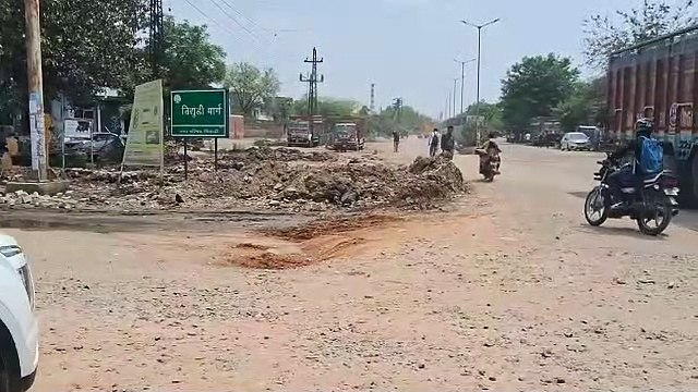 औद्योगिक क्षेत्र में खुदी सडक़, फैक्ट्रियों में देरी से पहुंच रहे कर्मचारी