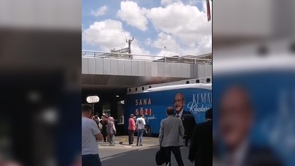 CHP seçim otobüsü köprüye sıkıştı